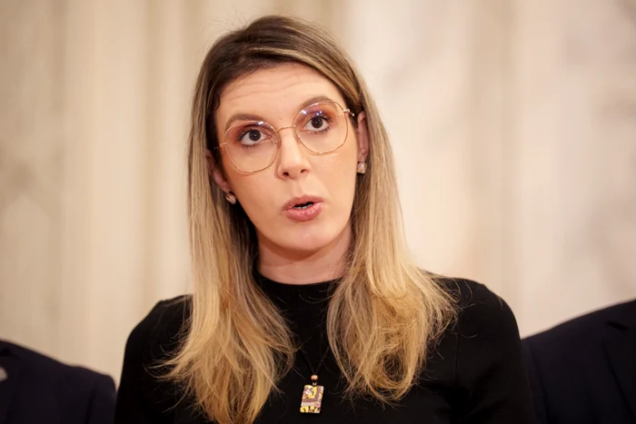 Diana Buzoianu a stat de vorbă cu localnicii din  Gura Teghii. FOTO: Mediafax