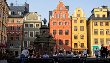 Suedezii fac provizii de alimente și învață cum să reziste în caz de război