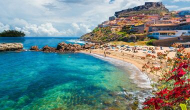 Una dintre cele mai frumoase insule din lume, în iarna demografică: case de un euro, bani pentru copii și o luptă împotriva dispariției