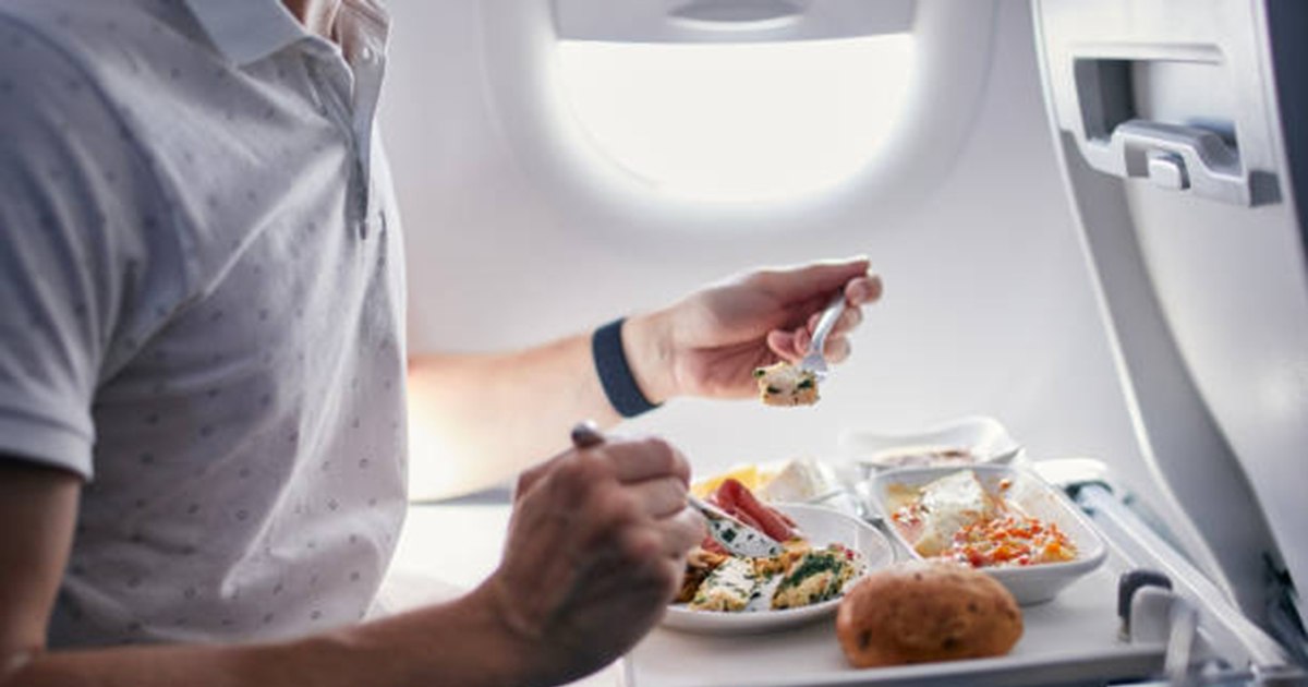 Tragedie la bordul unui avion: un medic vegetarian a murit după ce compania aeriană i-a oferit mâncare cu carne