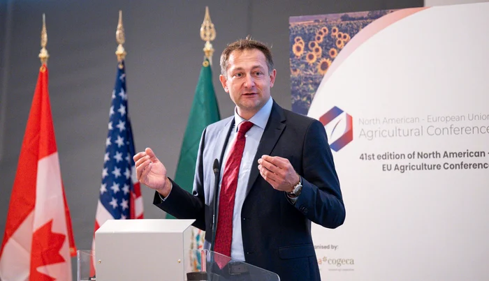 Christophe Hansen a lucrat la o stână din România FOTO: X