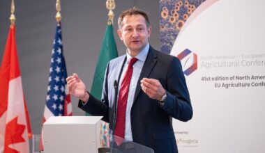 Cum a ajuns comisarul european pentru agricultură să lucreze la o stână din România: „Trebuia să mulgem oile dimineața, să producem brânza”