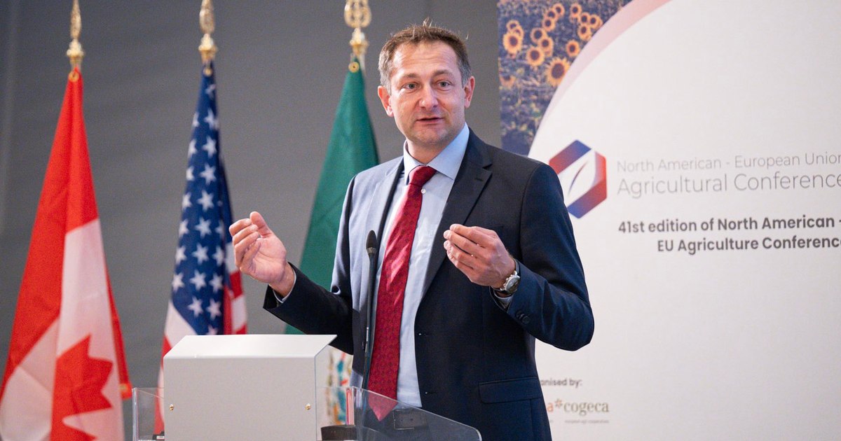 Cum a ajuns comisarul european pentru agricultură să lucreze la o stână din România: „Trebuia să mulgem oile dimineața, să producem brânza”