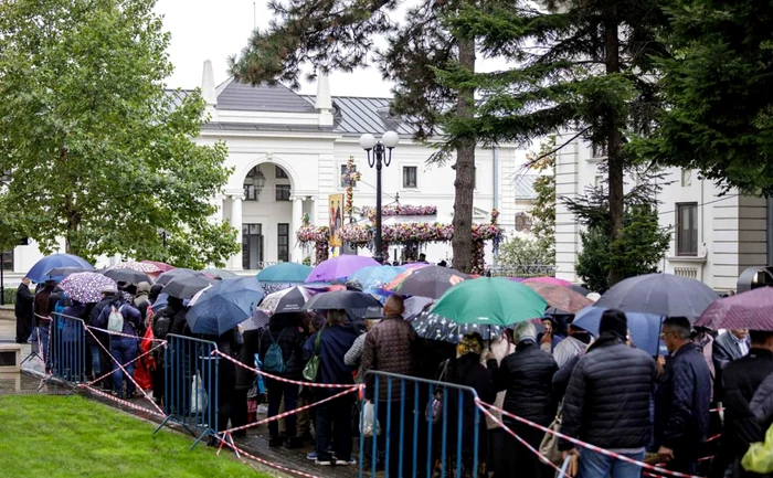 Coadă uriașă la Iași, în prima zi de pelerinaj FOTO Doxologia