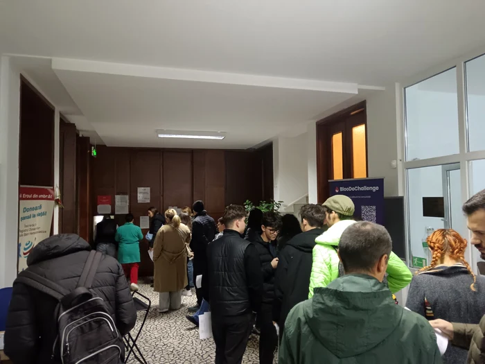 S-a stat la coadă ore întregi pentru a dona sânge pentru Eduard. FOTO: Cătălin Suciu. 