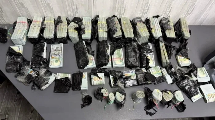 Banii fuseseră împachetați în zeci de pachete nedeclarate FOTO Serviciul de grănicieri al Ucrainei