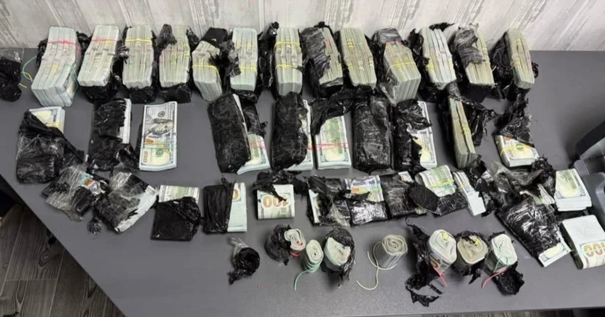 O ucraineancă a încercat să intre în România cu un milion de dolari ascunși sub capota unui Mercedes