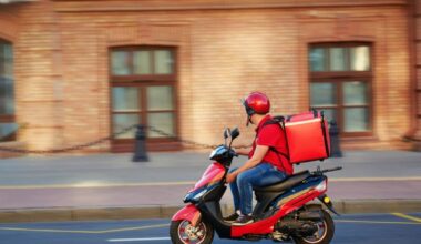 Un livrator străin a fost jefuit în București. Poliția a identificat după aproape o lună hoțul care i-a furat scuterul și banii