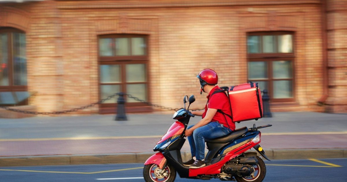 Un livrator străin a fost jefuit în București. Poliția a identificat după aproape o lună hoțul care i-a furat scuterul și banii