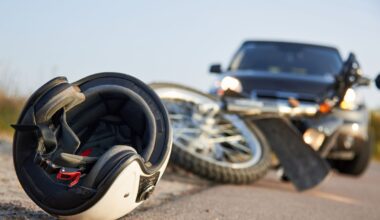 Un tânăr de 17 ani a murit după ce a intrat cu motocicleta într-o autospecială de poliţie aflată în misiune, dar care nu a oprit la Stop