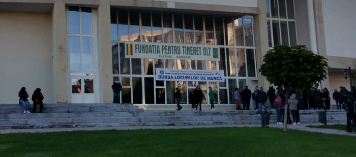 Câteva sute de persoane au ajuns în fața angajatorilor prezenți la bursă FOTO: Alina Mitran