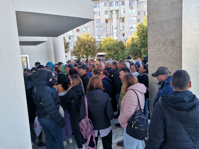 S-a intrat în grupuri mici, așteptarea afară prelungindu-se FOTO: Alina Mitran