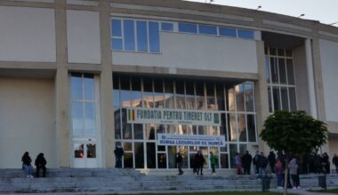 Șomerii care au peste 50 de ani, disperați să-și găsească de lucru la bursa pentru absolvenți. „Nici șomaj n-avem, că te ține câteva luni și te concediază”| REPORTAJ