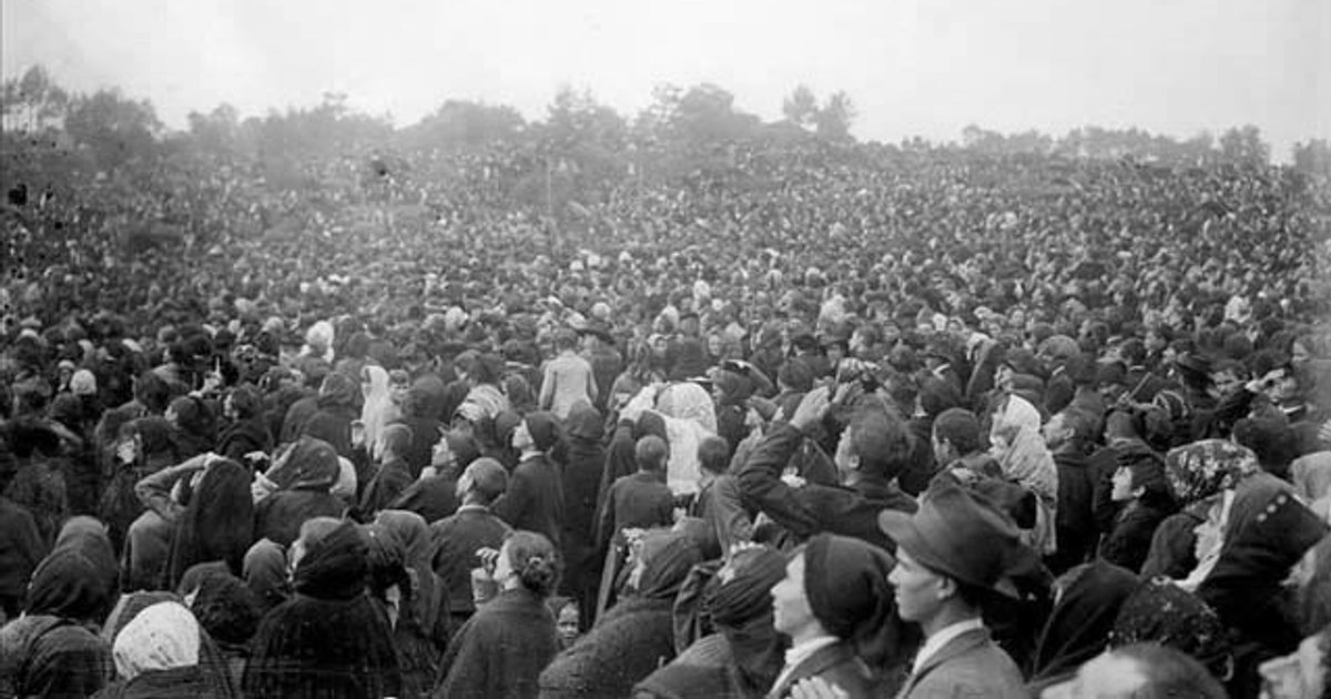 13 octombrie: Are loc „Miracolul de la Fátima”, la care au fost martori aproximativ 70.000 de oameni