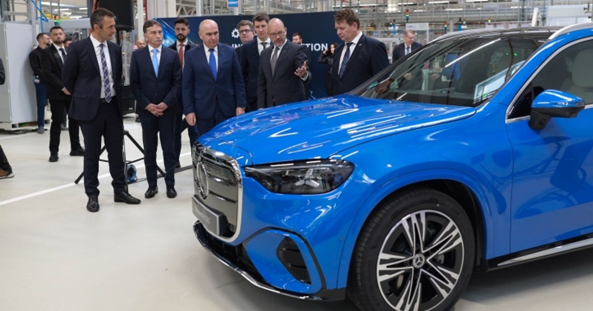 Premierul Ilie Bolojan, prezent la lansarea unei noi linii de asamblare a Mercedes. „Oamenii aceştia duc România în spate”