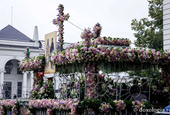 Baldachinul cu raclele moaștelor Sfintei Parascheva și ale Sf Grigorie Palama la Iași 2025 Doxologia