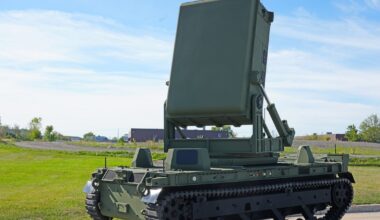 „Prăjește” un roi de drone în câteva secunde: robotul terestru TRX a primit o armă cu microunde