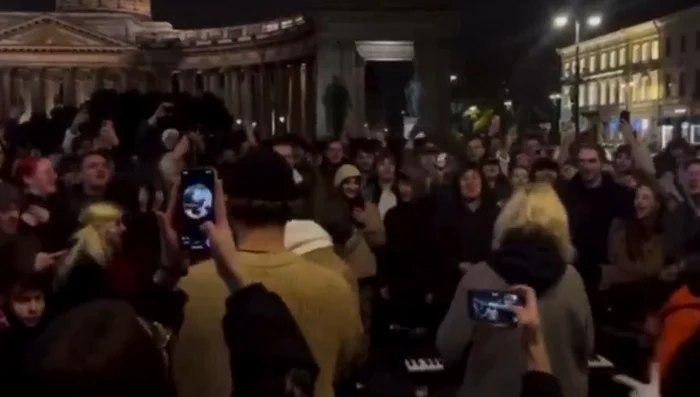 Tineri din Sankt Petersburg au cântat melodii anti-război FOTO: Captură video X / @visegrad24