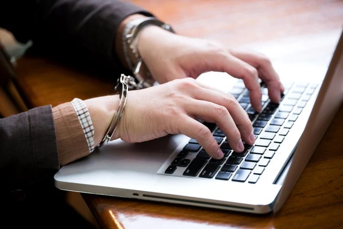 Deținutul a folosit datele de acces pentru a intra în sistem. FOTO: Shutterstock