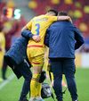 Așa a părăsit Popescu terenul la 1-0 cu Austria: accidentat grav Foto: Raed Krishan