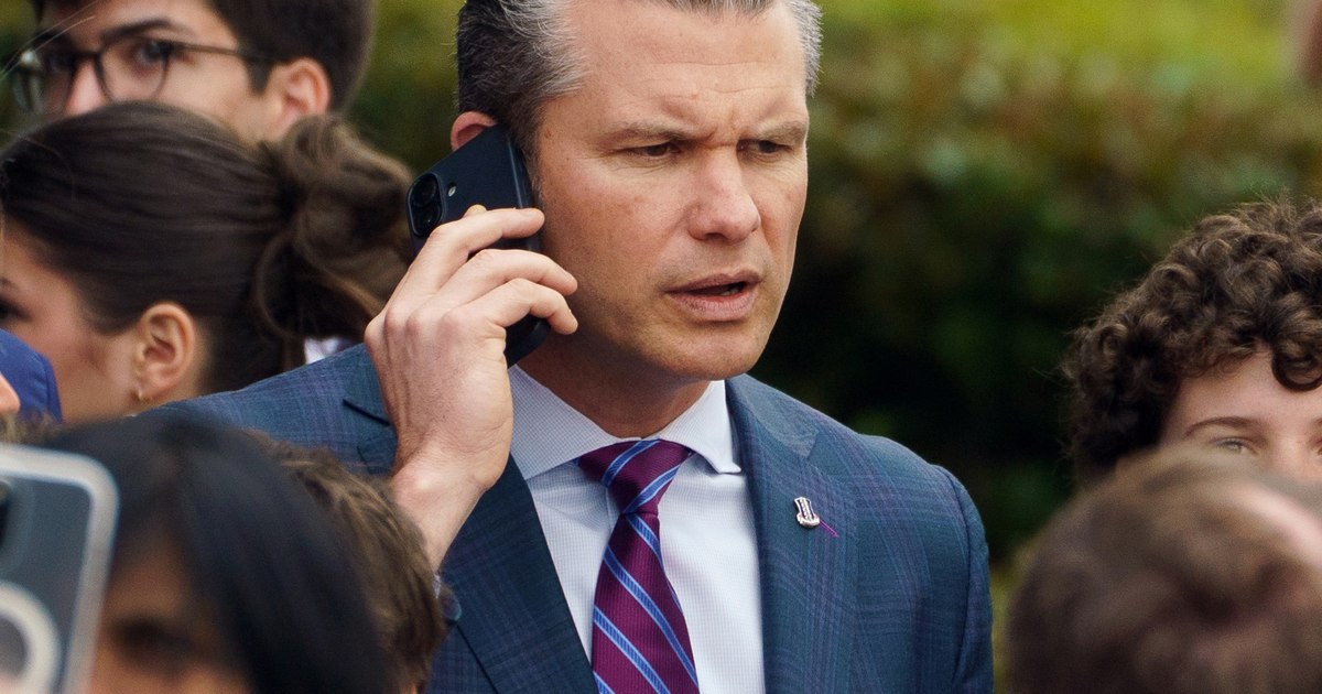 Avionul secretarului american al Apărării, aterizare de urgență în UK. Pete Hegseth se întorcea de la summitul NATO