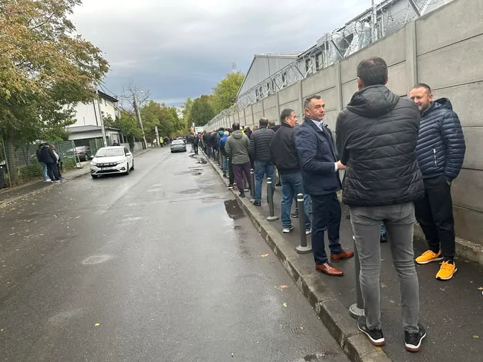 Rezerviști, la coadă. FOTO Facebook Radu Rizea