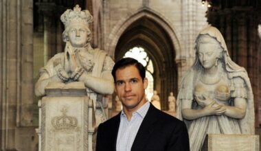 Se întoarce Franța la monarhie? Un descendent al lui Ludovic al XVI-lea spune că este pregătit să servească