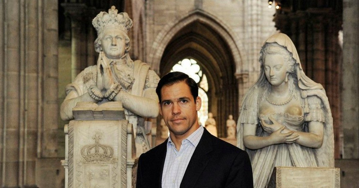 Se întoarce Franța la monarhie? Un descendent al lui Ludovic al XVI-lea spune că este pregătit să servească