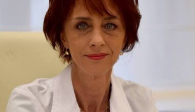 Apel la rugăciuni după ce medicul antivaccinist Flavia Groșan a intrat în comă. Bahmuțeanu: „A tratat carcalacul cu câteva pastile”