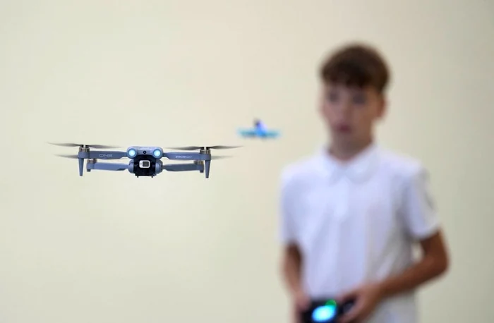 Elev, la un curs de pilotare a dronelor FOTO:X/USA Europa