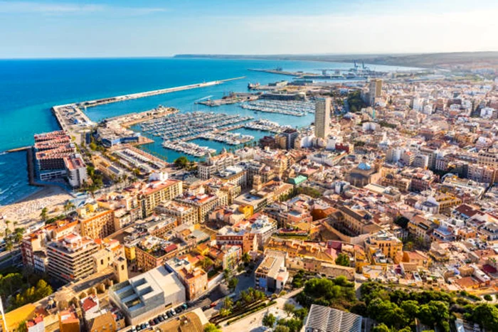 Imagine aeriană cu Alicante, bijuteria din Costa Blanca, luminoasă tot anul Foto iStock