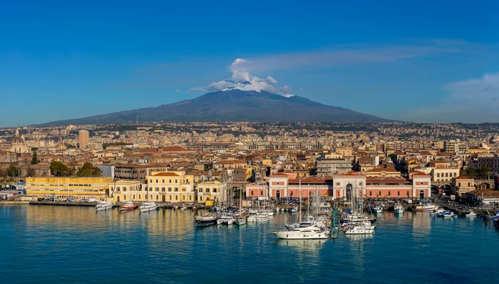 Imagine aeriană dinspre mare cu Catania, Sicilia și vulcanul Etna în fundal Foto Shutterstock