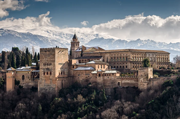 Palatul Alhambra din Granada cu Munții Sierra Nevada în fundal Foto Shutterstock