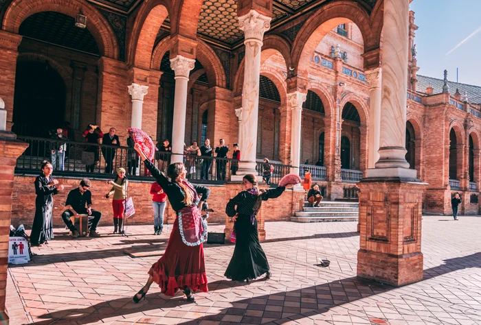 Dansatori de flamenco pe o stradă din Andaluzia Spania Foto Shutterstock