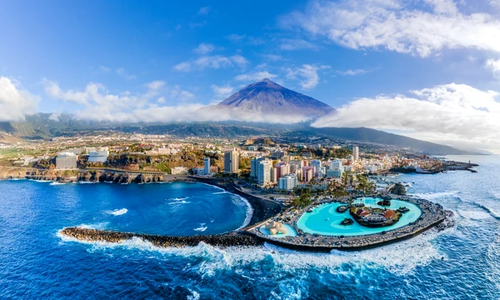 Vedere aeriană cu Puerto de la Cruz în fundal Teide  insula Tenerife FOTO Shutterstock