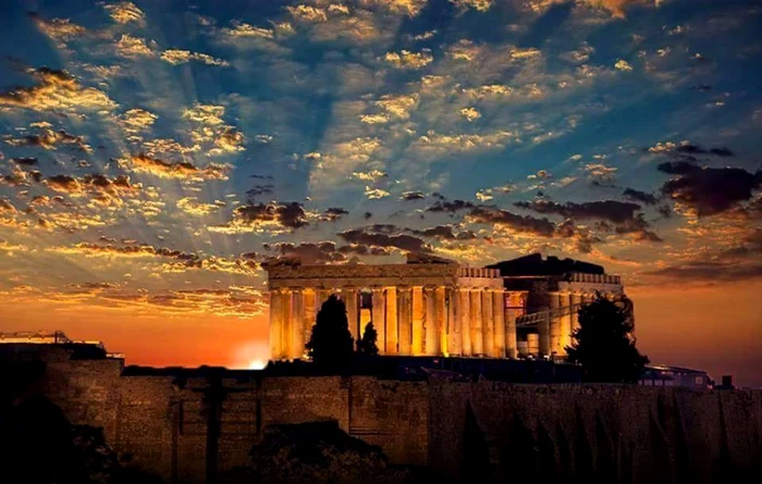 Acropola Atenei în lumina unui splendid apus de soare Foto X dms