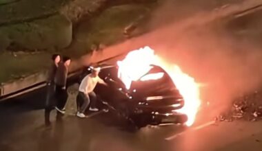 Un șofer a murit carbonizat în propria mașină: designul „modern” al ușilor a împiedicat salvarea