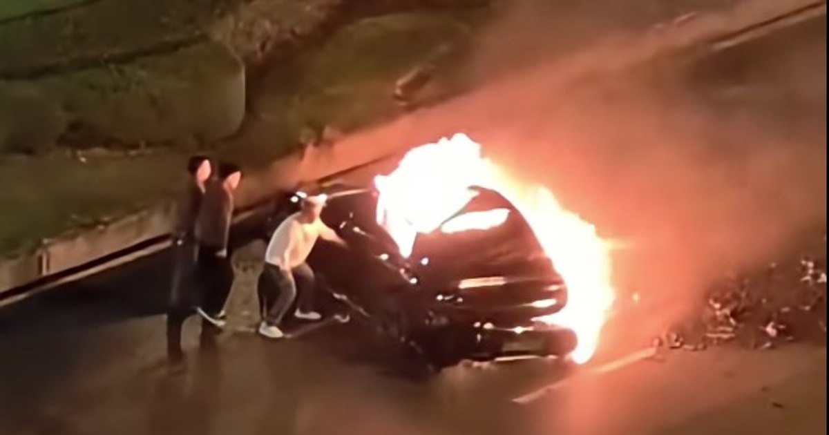 Un șofer a murit carbonizat în propria mașină: designul „modern” al ușilor a împiedicat salvarea