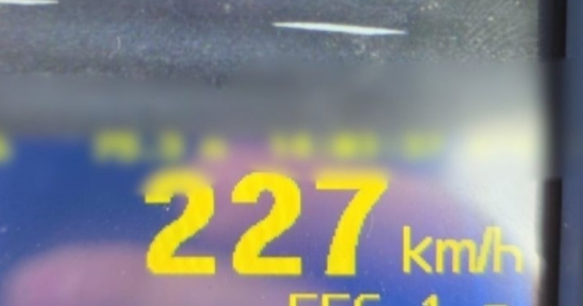 Șofer de 24 de ani, prins cu viteză de peste 220 km/h pe A0. Cât va plăti pentru inconștiența sa