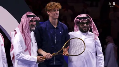 Jannik Sinner a primit o rachetă de aur în valoare de 250.000 de euro. Captură Netflix