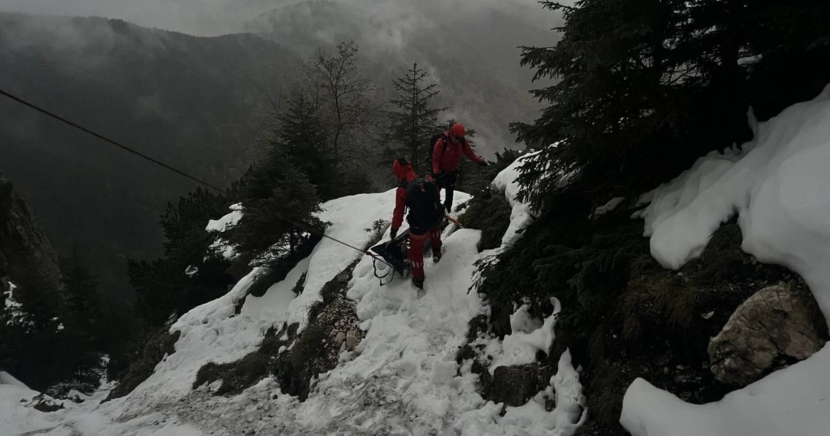 O tânără de 29 de ani a murit în timpul unei excursii pe munte, după ce a alunecat într-o prăpastie