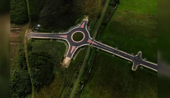 Sensul giratoriu din mijlocul câmpului/ FOTO: Captură Youtube
