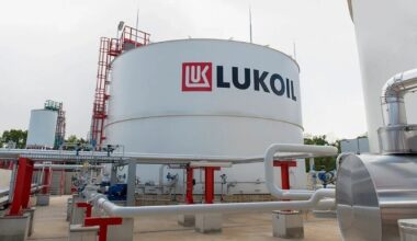 Explozie la rafinăria Lukoil Ploiești. Un bărbat a fost aruncat de suflul deflagrației într-un canal de colectare