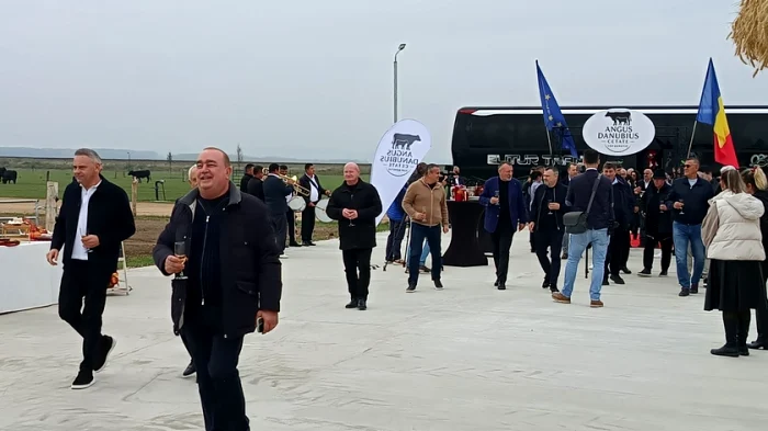 Nețoiu, cu paharul de șampanie în mână, la inaugurare FOTO Andrei David / Fanatik