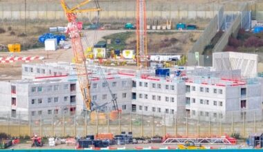 Mega-închisoarea cu condiții ca la hotel: camere single sau duble cu baie proprie, grădină cu iazuri, teren de fotbal și pistă de atletism