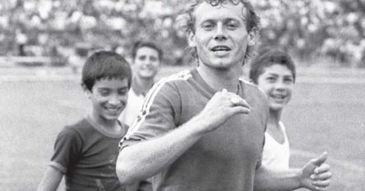 21 octombrie: S-a stins din viață fotbalistul Ilie Balaci, supranumit „Minunea blondă”