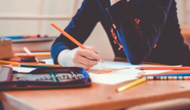 Profesoară obligată de instanță să plătească despăgubiri unui elev pe care l-a lovit. Cât o costă pumnul dat în timpul orelor