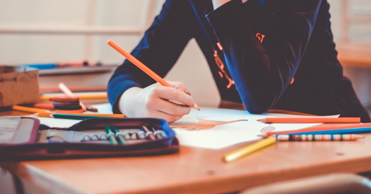 Profesoară obligată de instanță să plătească despăgubiri unui elev pe care l-a lovit. Cât o costă pumnul dat în timpul orelor