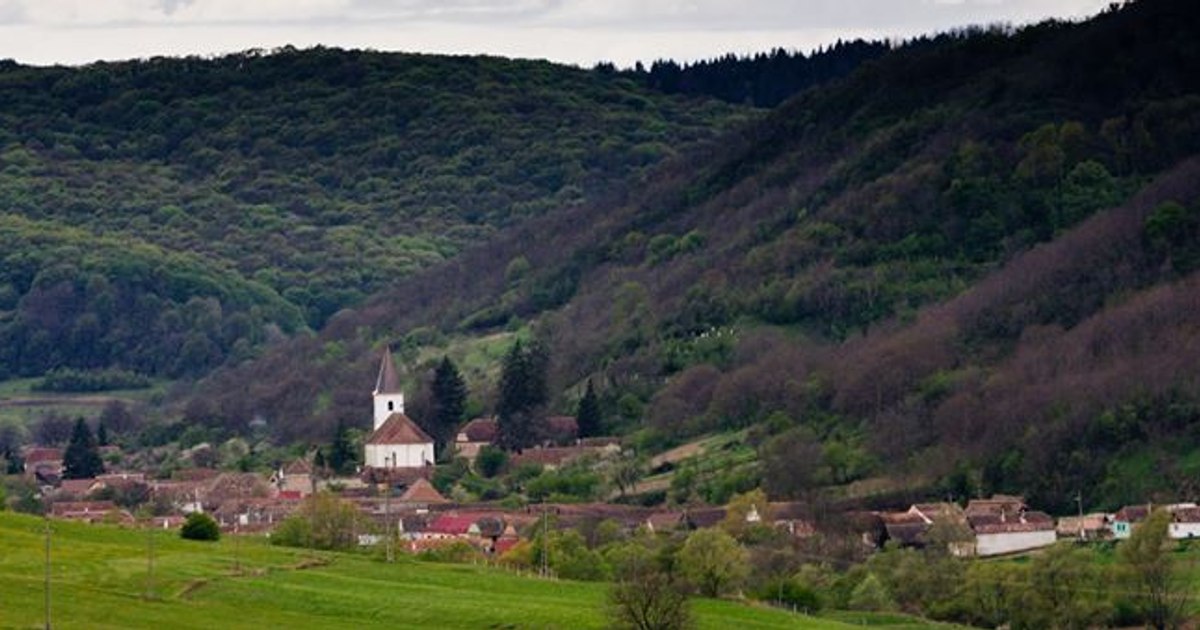 Comuna cu datorii de 1,5 milioane de euro și 48 de angajați: primarul și-a mărit salariul cu 2.300 de lei în doar un an