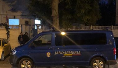 Un bărbat drogat a încercat să lovească poarta Ambasadei Rusiei din București cu mașina. Jandarmii au intervenit rapid